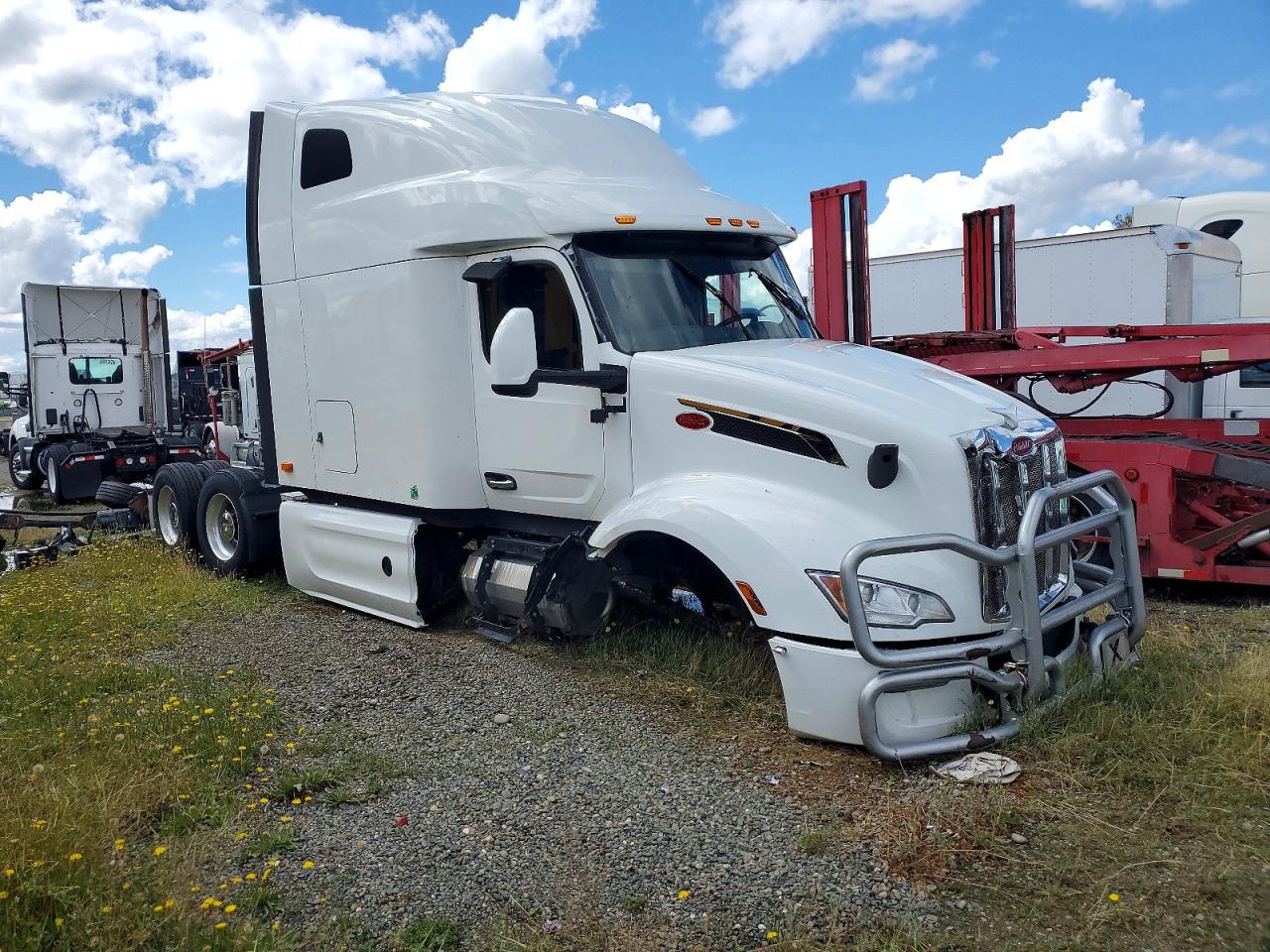 Salvage Peterbilt 579 Image