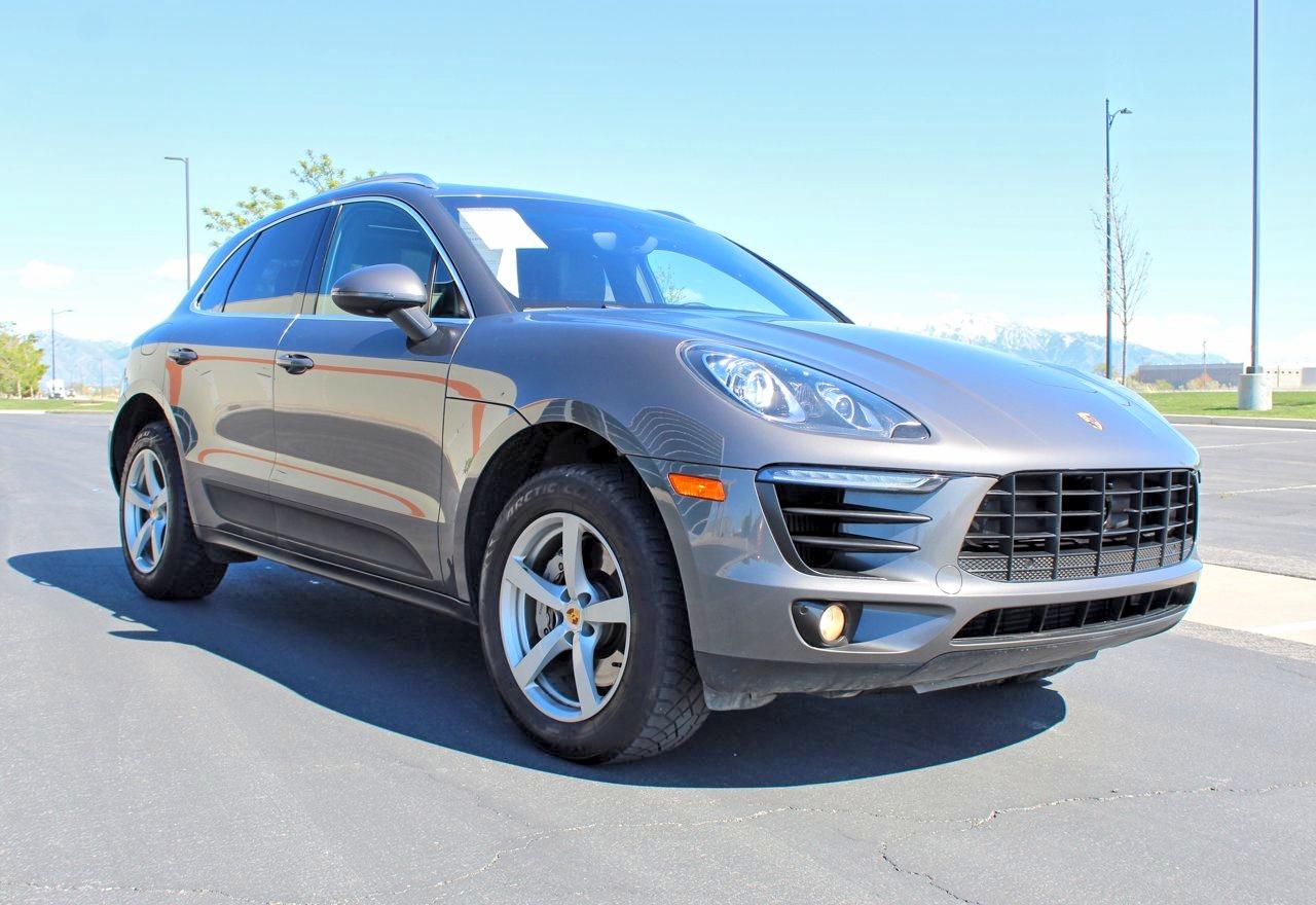 Salvage Porsche Macan Image
