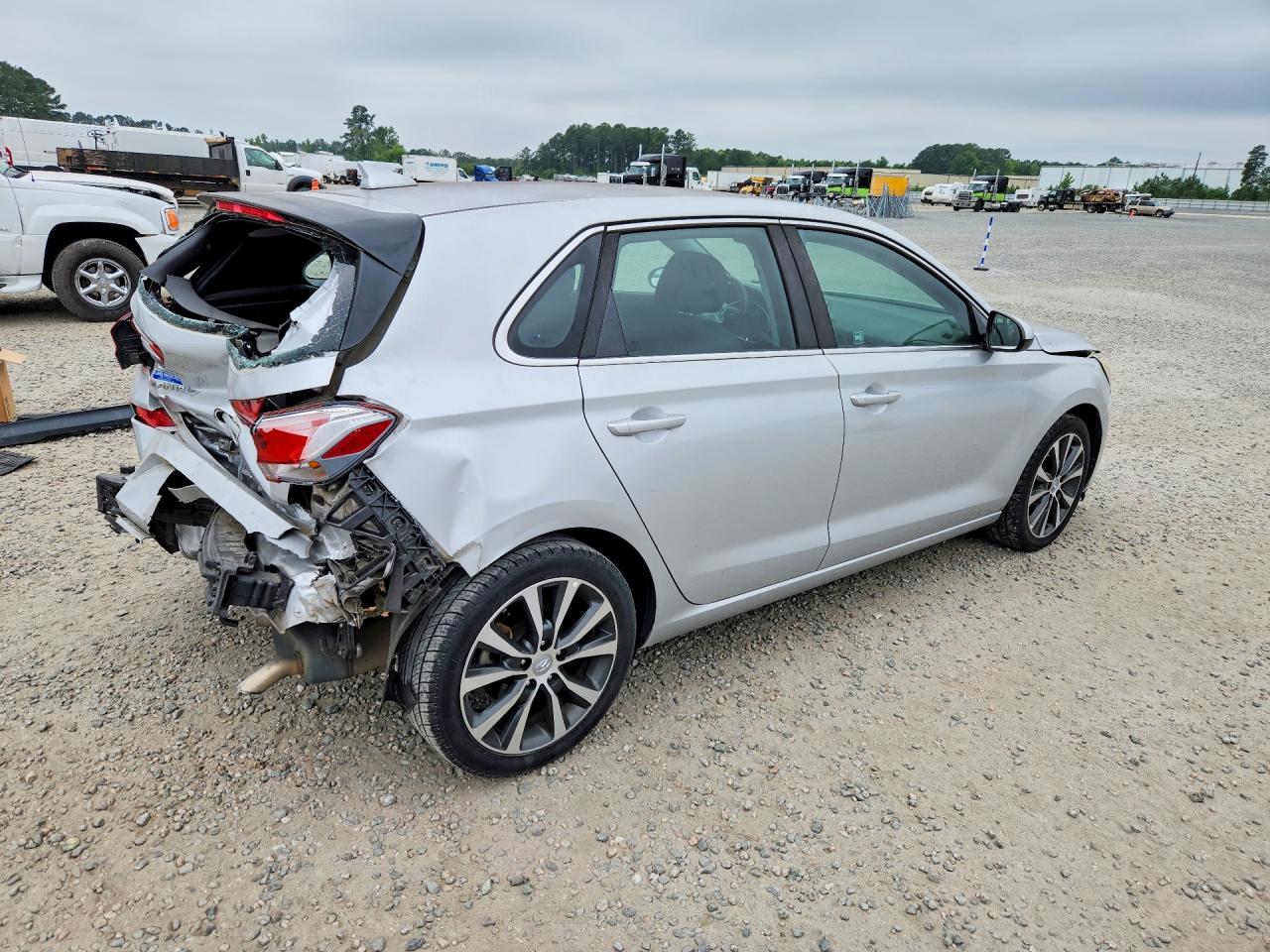 Hyundai ELANTRA Base