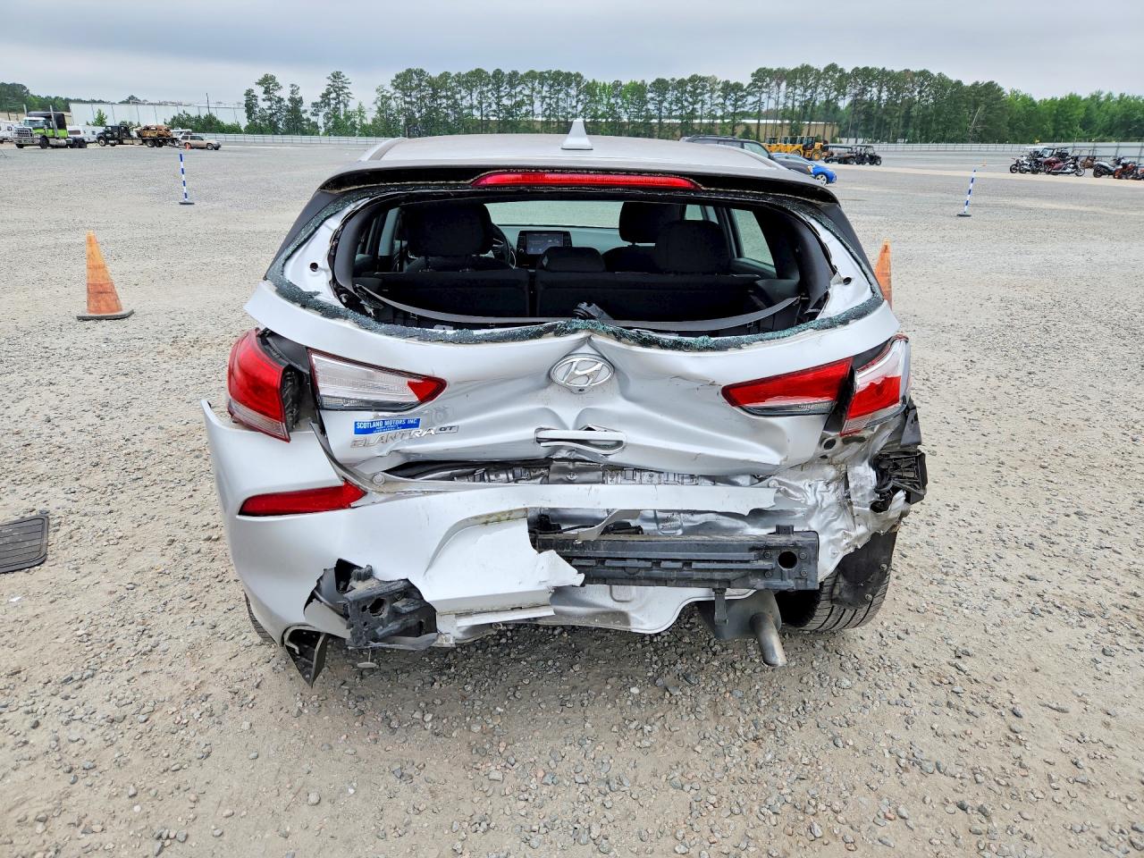 Hyundai ELANTRA Base