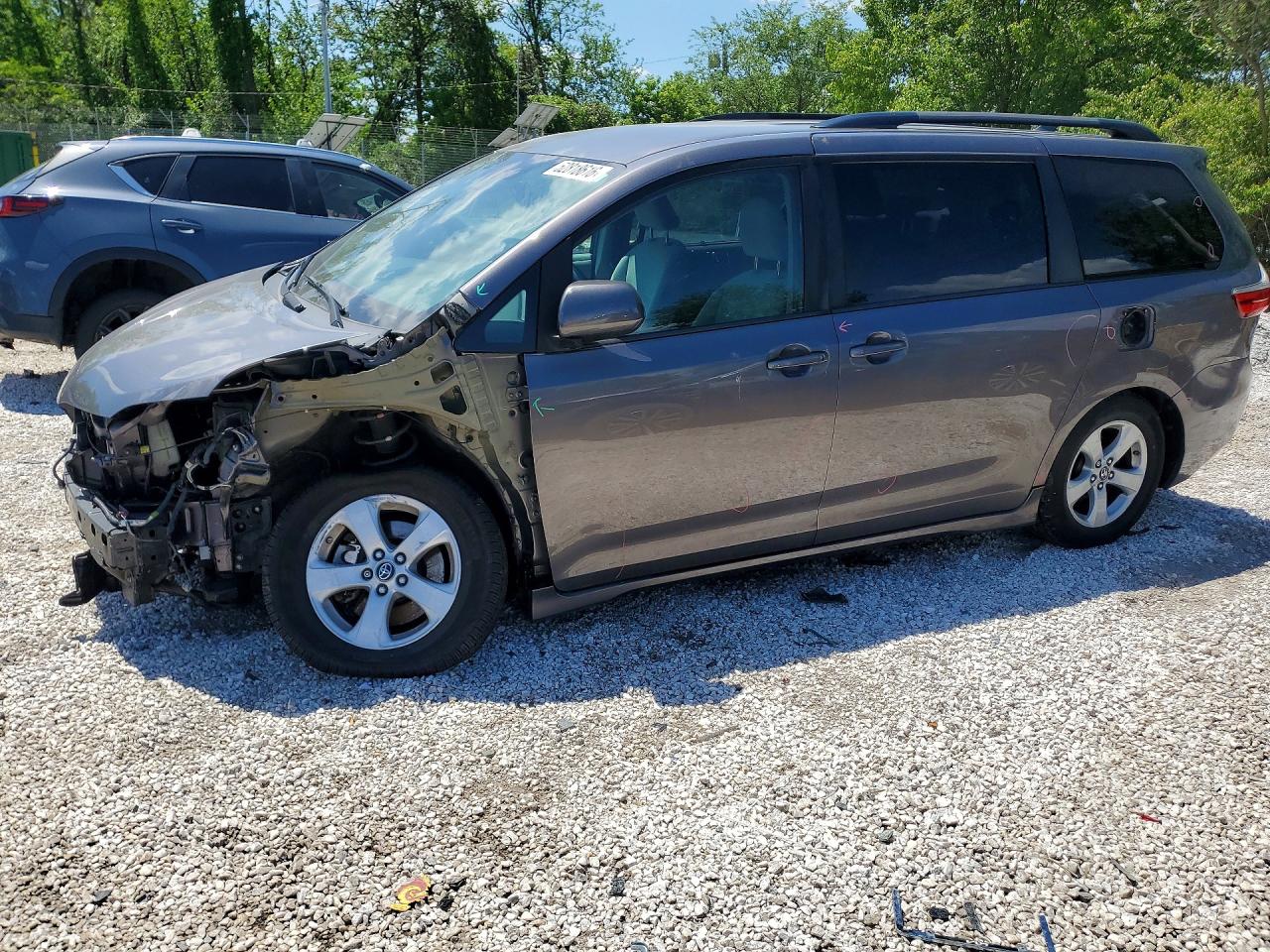 Salvage Toyota Sienna Image