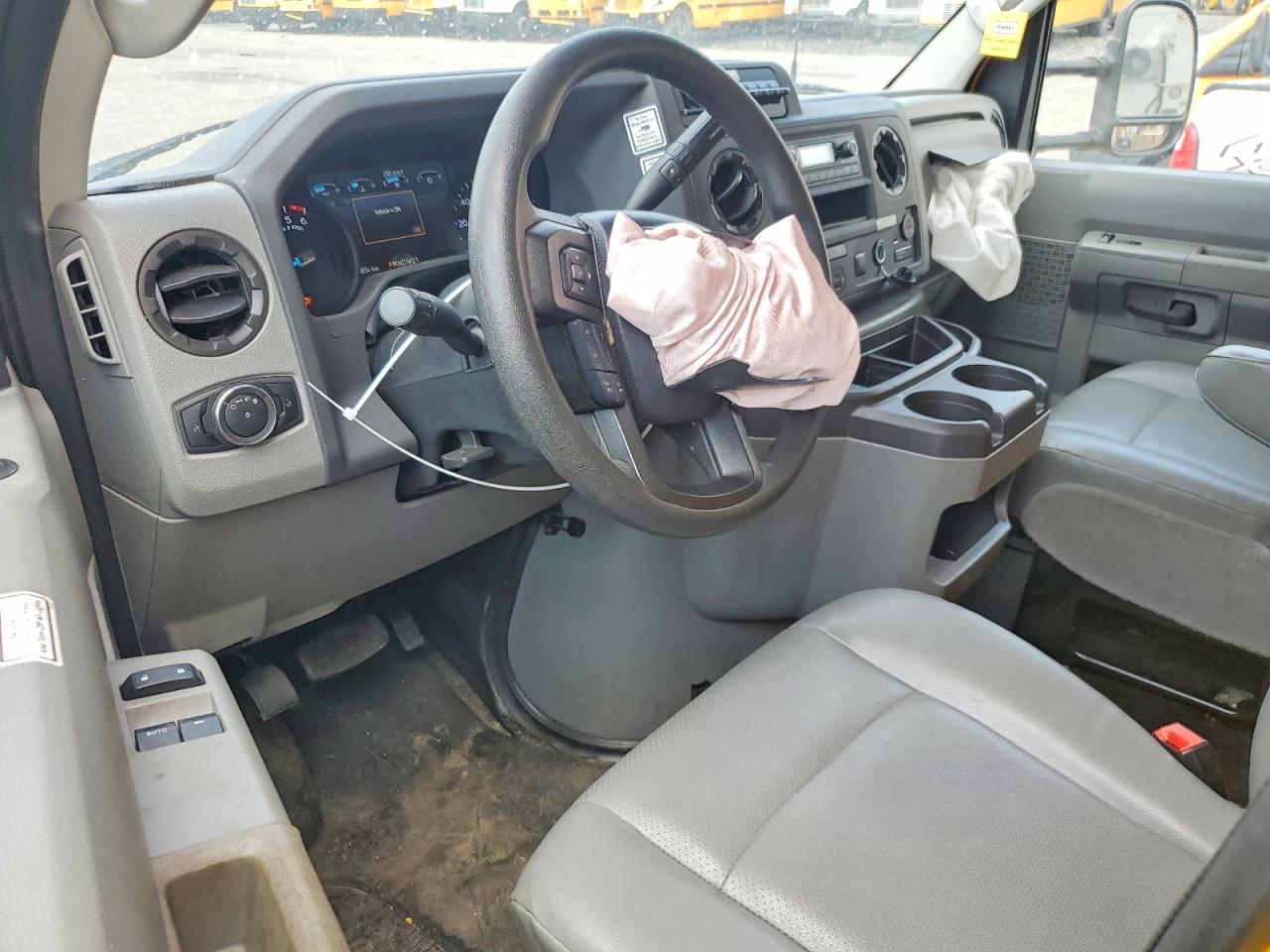 Ford Econoline E350 Super Duty Cutaway Van