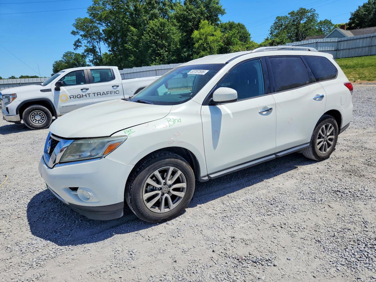 Salvage Nissan Pathfinder Image