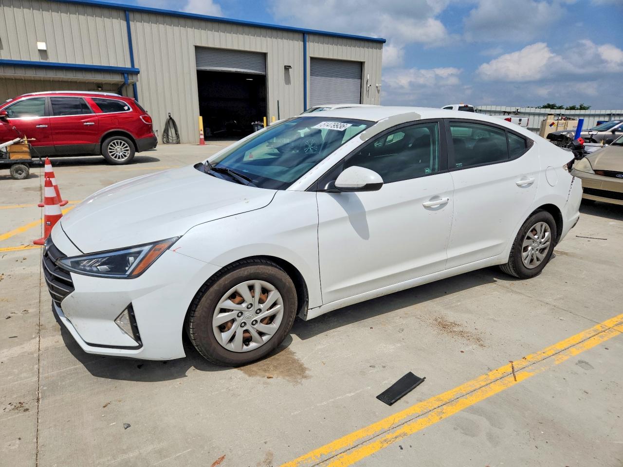 Salvage Hyundai ELANTRA Image