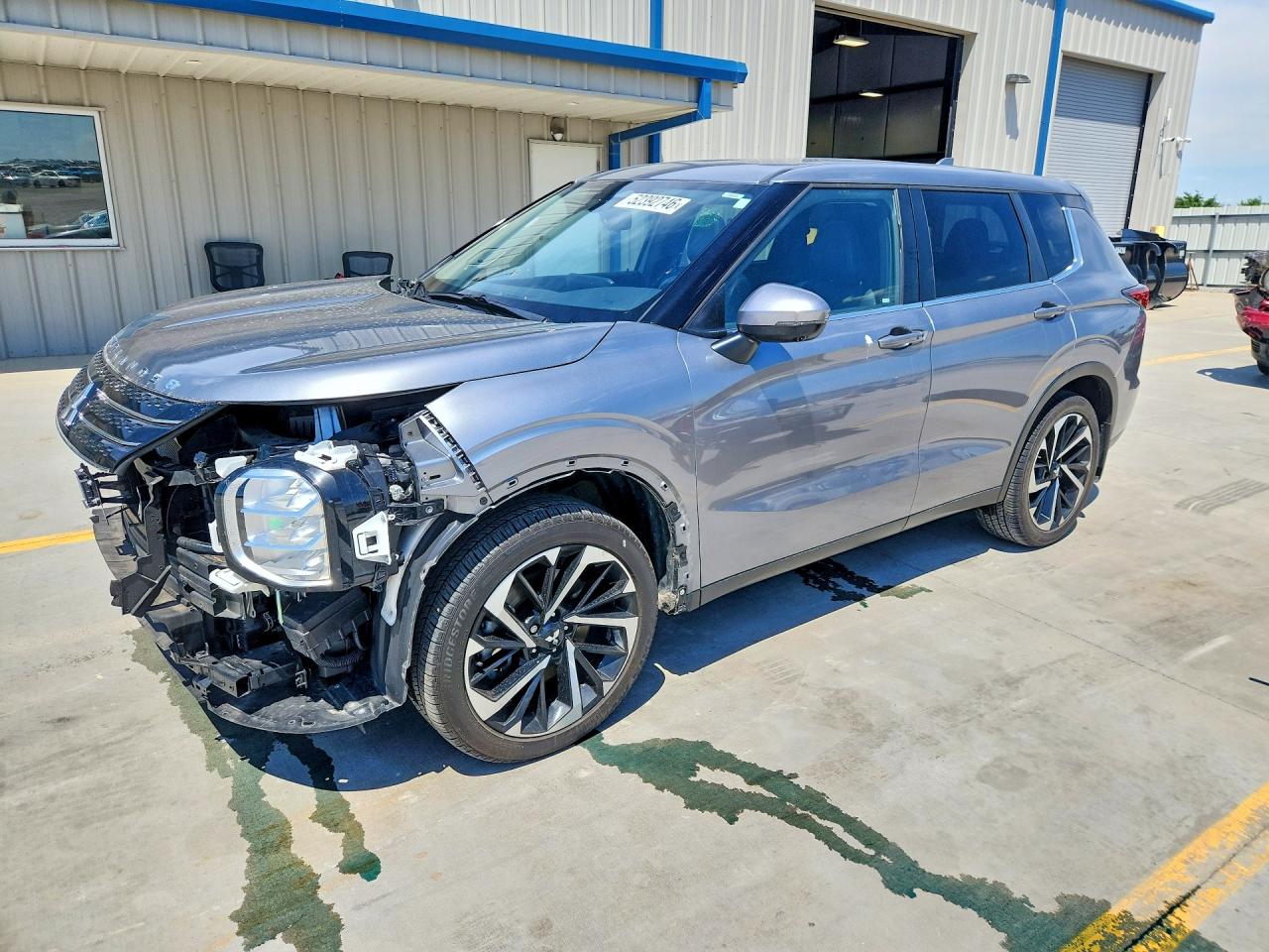 Salvage Mitsubishi Outlander Image