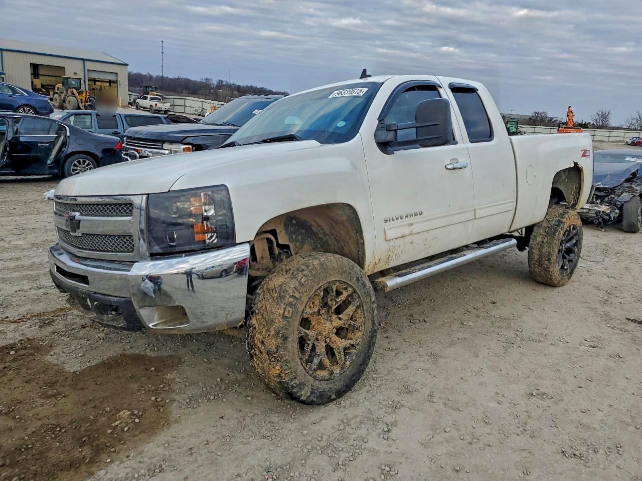 Salvage Chevrolet Silverado Image