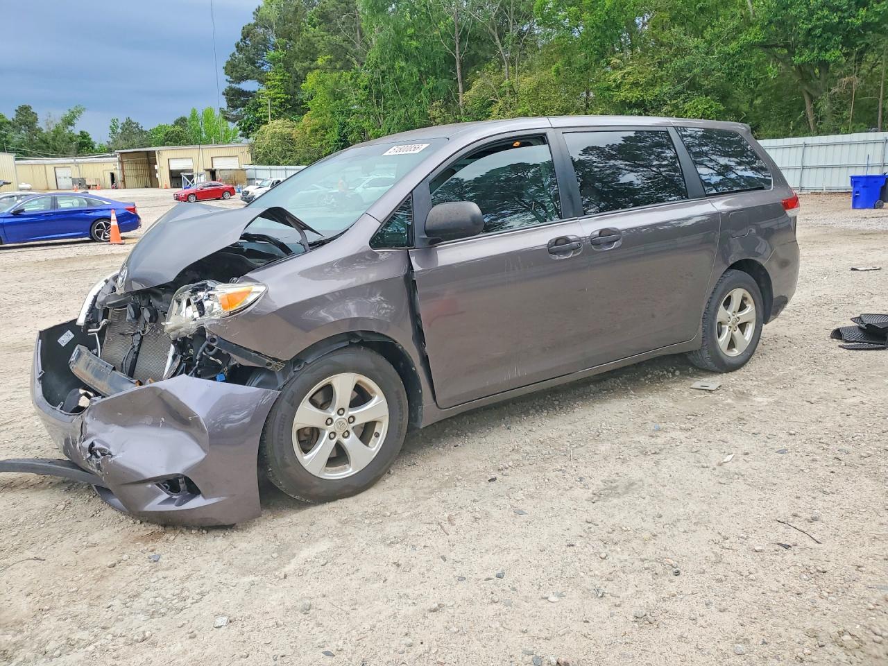 Salvage Toyota Sienna Image
