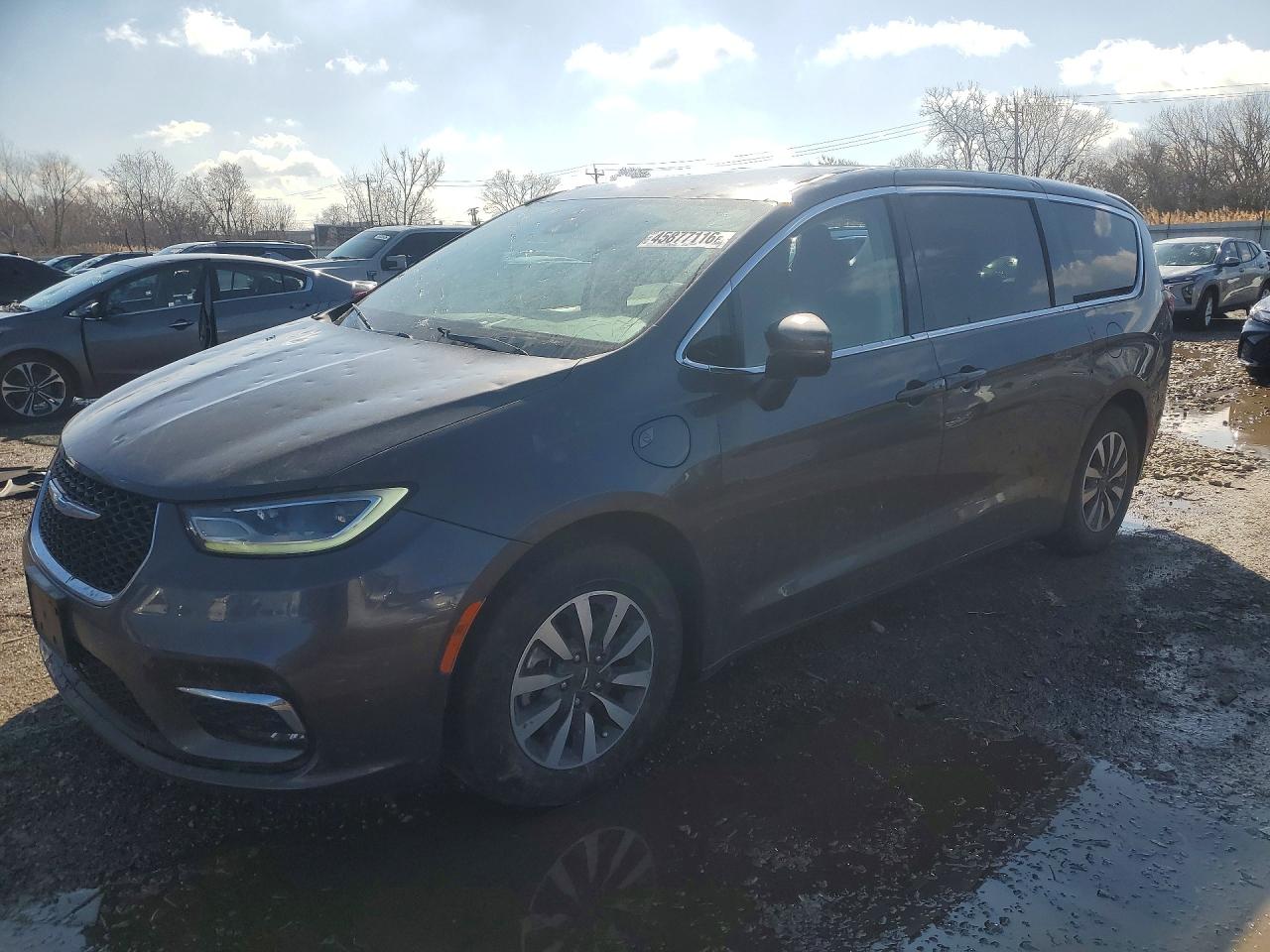 Salvage Chrysler Pacifica Image