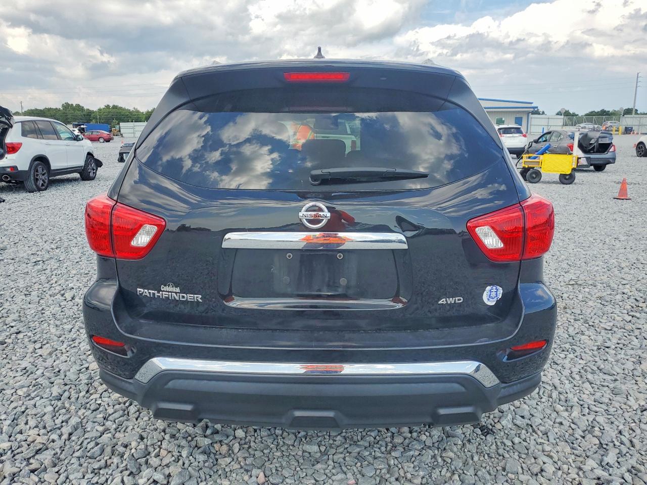 Nissan Pathfinder S