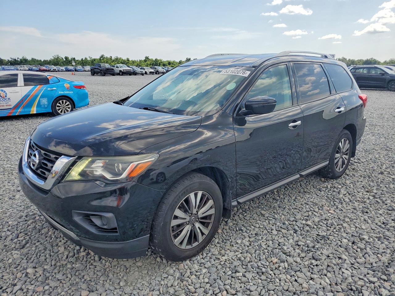 Salvage Nissan Pathfinder Image