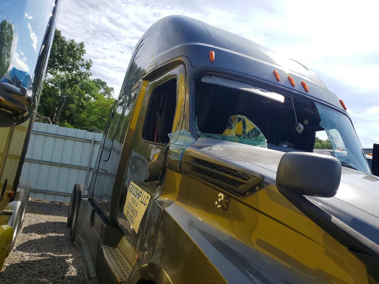 Freightliner Cascadia 126