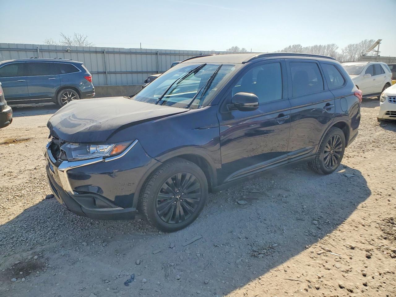 Salvage Mitsubishi Outlander Image