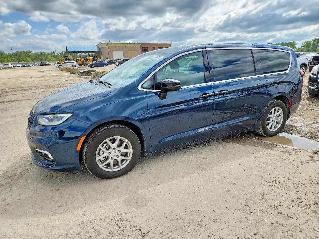 Salvage Chrysler Pacifica Image