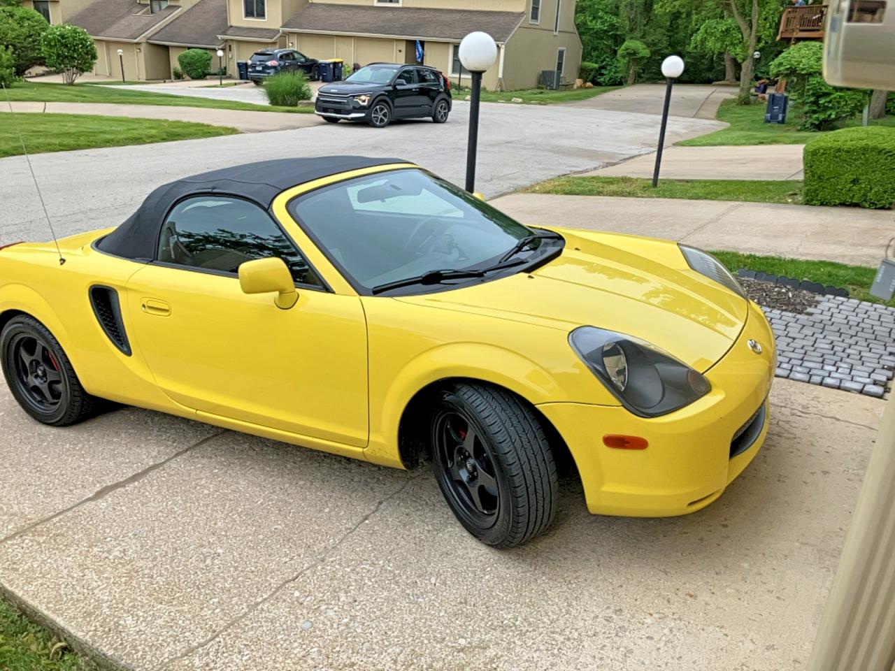 Salvage Toyota MR2 Image