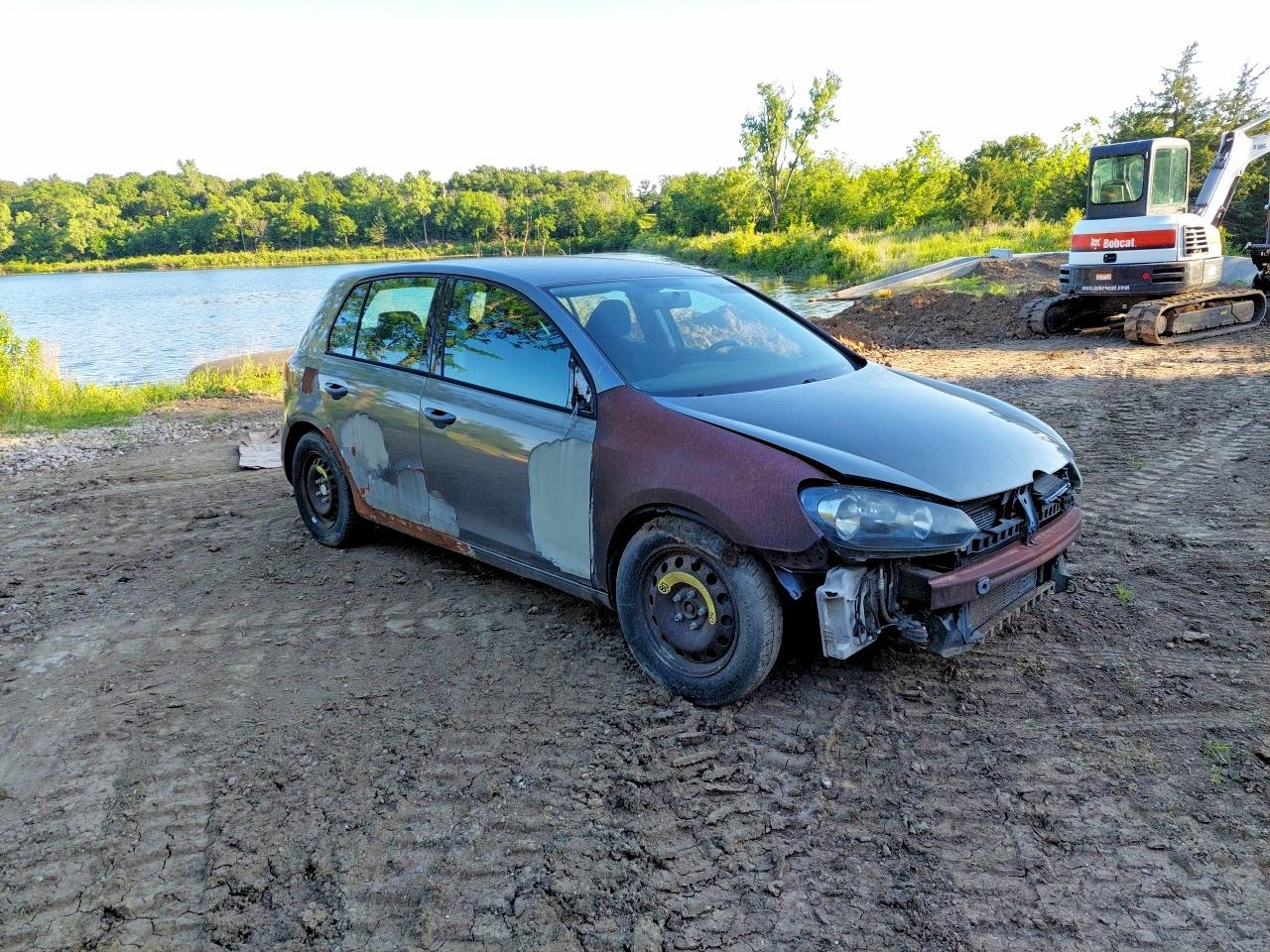 Salvage Volkswagen Golf Image