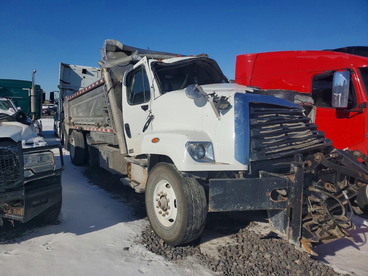 Salvage Freightliner 108sd Image