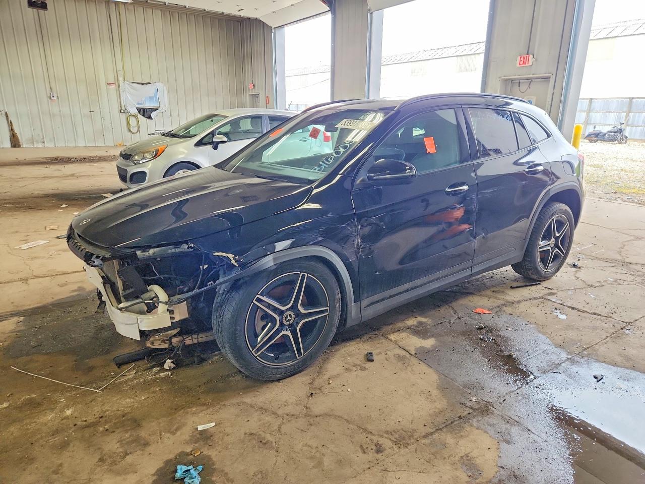 Salvage Mercedes-Benz GLA Image