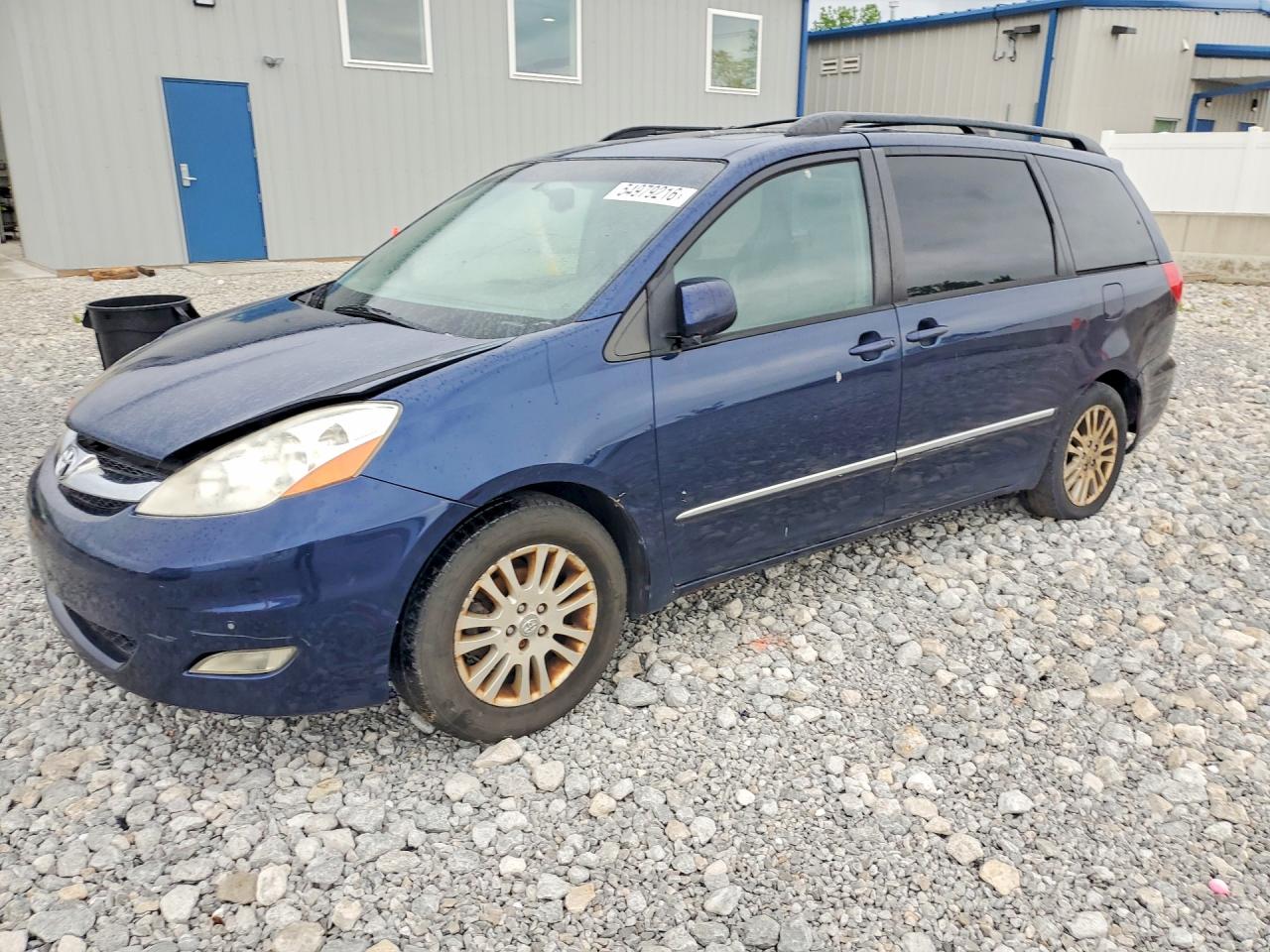 Salvage Toyota Sienna Image