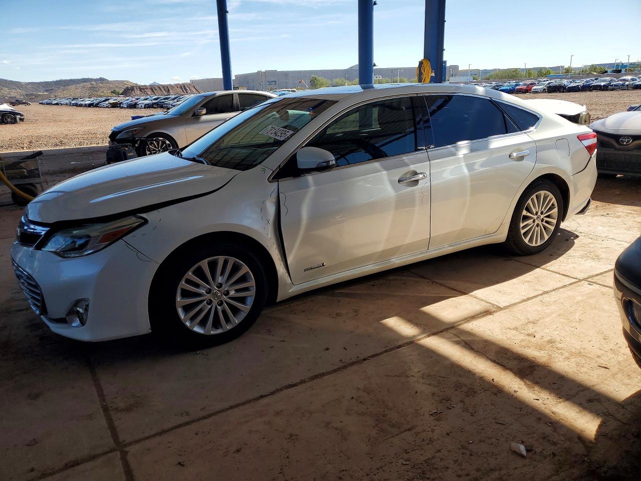 Salvage Toyota Avalon Image