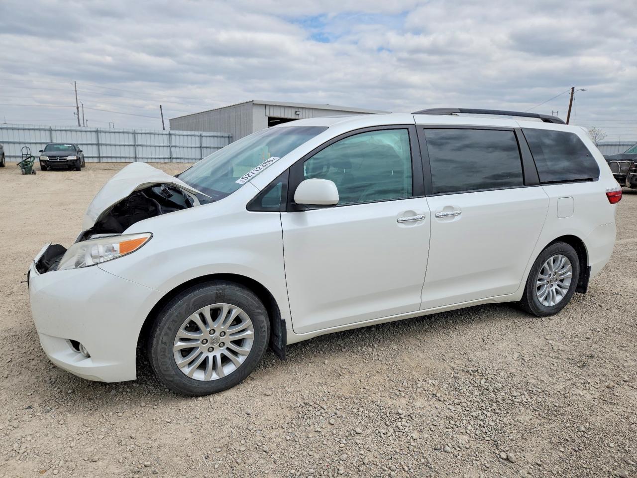 Salvage Toyota Sienna Image