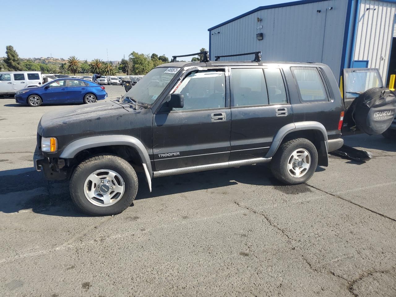 Salvage Isuzu Trooper Image