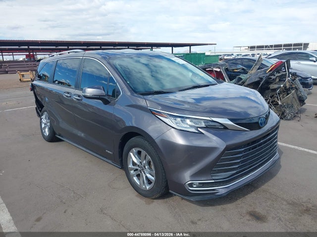 Salvage Toyota Sienna Image