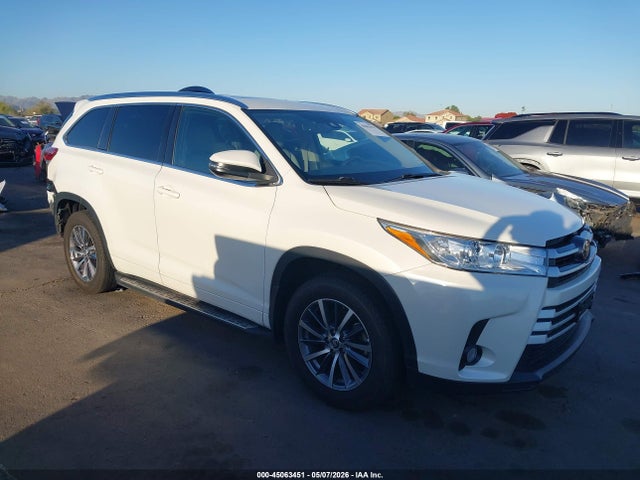 Salvage Toyota Highlander Image