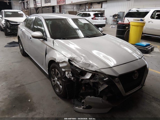 Salvage Nissan Altima Image