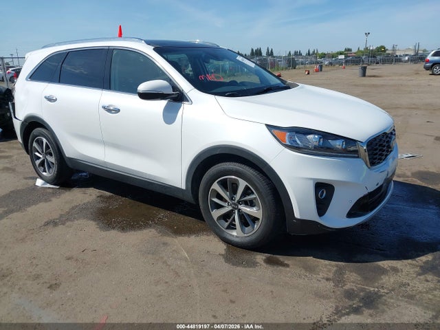 Salvage Kia Sorento Image