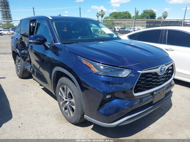 Salvage Toyota Highlander Image