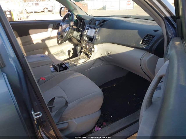 Toyota Highlander Base V6