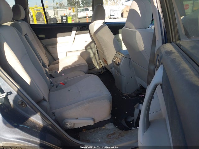 Toyota Highlander Base V6