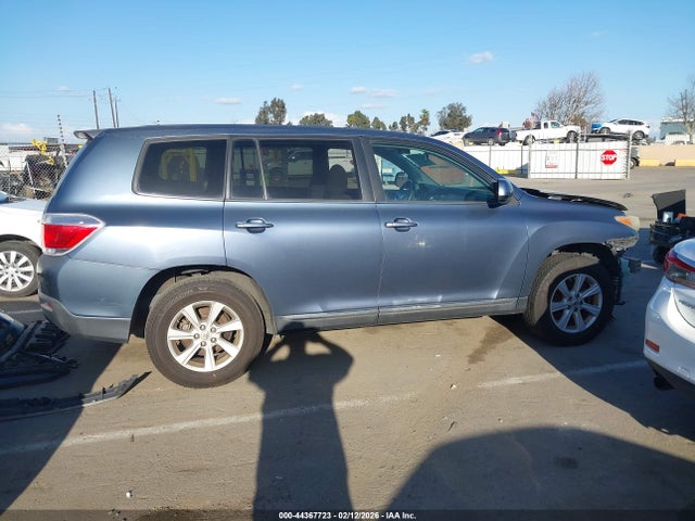 Toyota Highlander Base V6