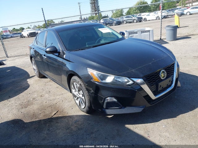 Salvage Nissan Altima Image
