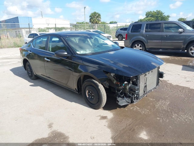 Salvage Nissan Altima Image