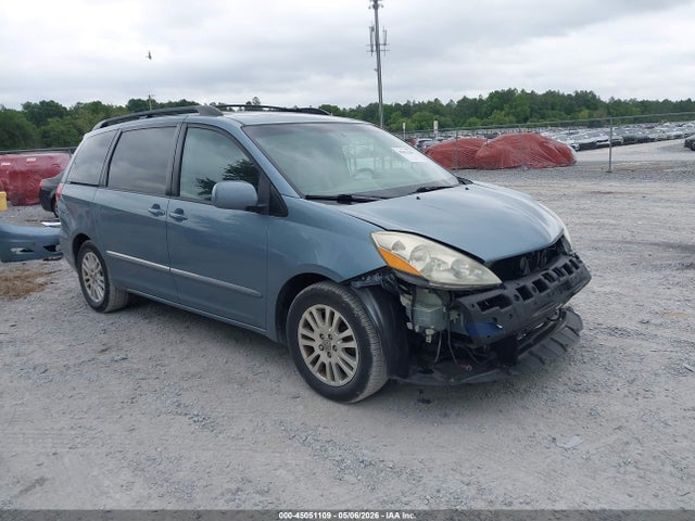 Salvage Toyota Sienna Image