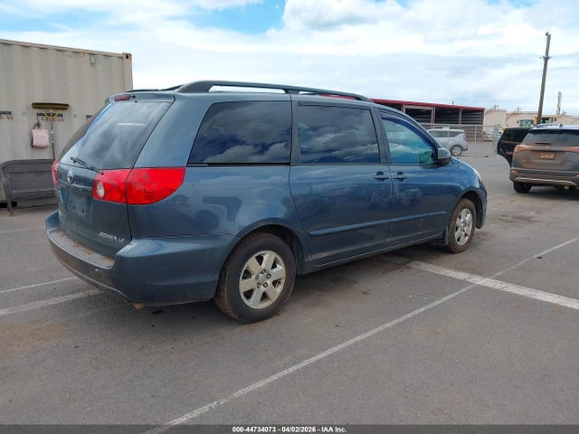 Toyota Sienna Le