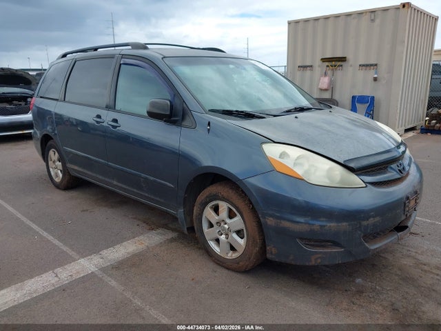 Salvage Toyota Sienna Image