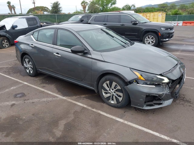 Salvage Nissan Altima Image