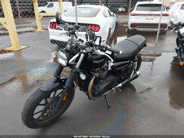 Triumph Street Twin