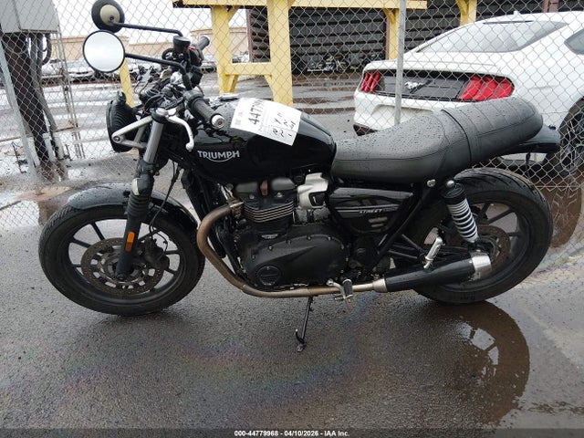 Triumph Street Twin