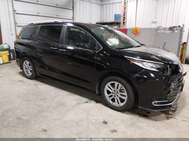 Salvage Toyota Sienna Image