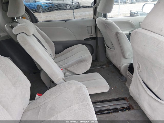 Toyota Sienna Le V6 8 Passenger