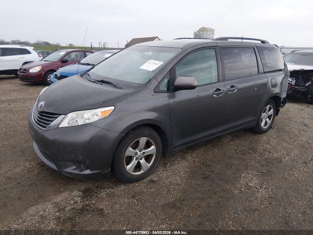 Toyota Sienna Le V6 8 Passenger