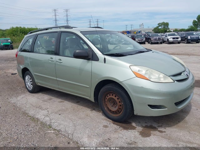 Salvage Toyota Sienna Image
