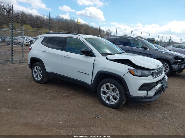 Salvage Jeep Compass Image