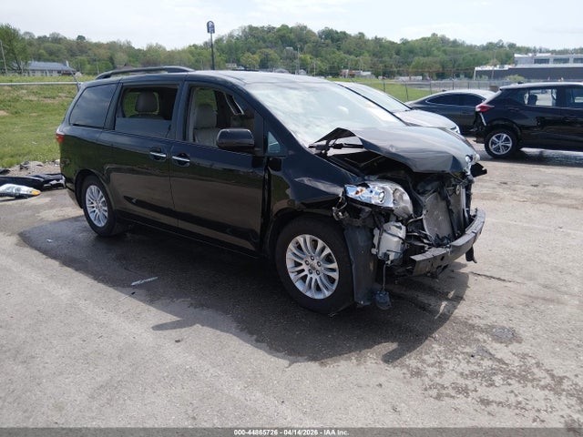 Salvage Toyota Sienna Image