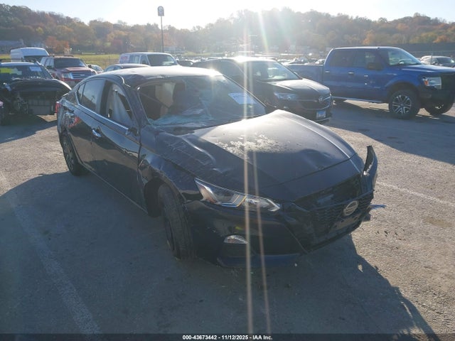 Salvage Nissan Altima Image