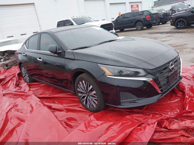 Salvage Nissan Altima Image