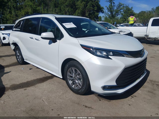 Salvage Toyota Sienna Image